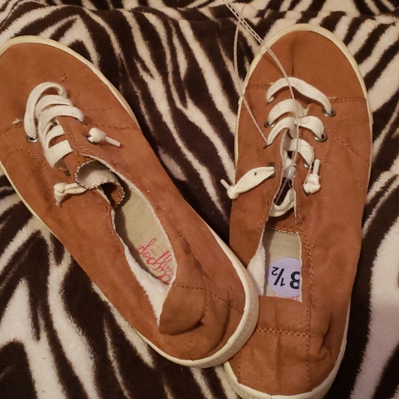 Sneakers - Picture 3 of 4